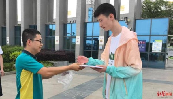 配资优选 身高1米96大男孩喜提清华录取通知书 学霸的幸运时刻